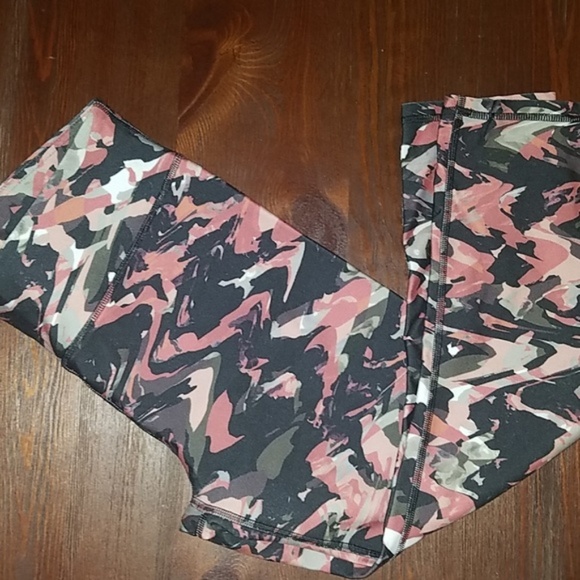 **SOLD** FABLETICS Capris in Terracotta Camo - Picture 3 of 6